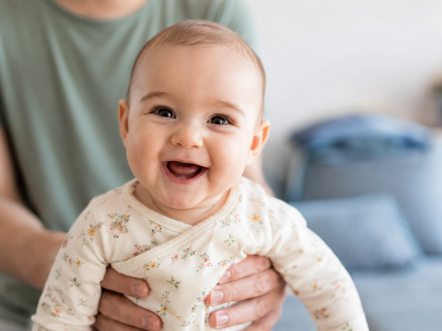Baby lächelt – erstes Lächeln